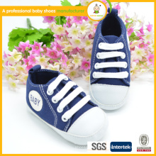 Los zapatos ocasionales del bebé suave de la venta muy caliente forman los zapatos de los deportes de la lona de los niños